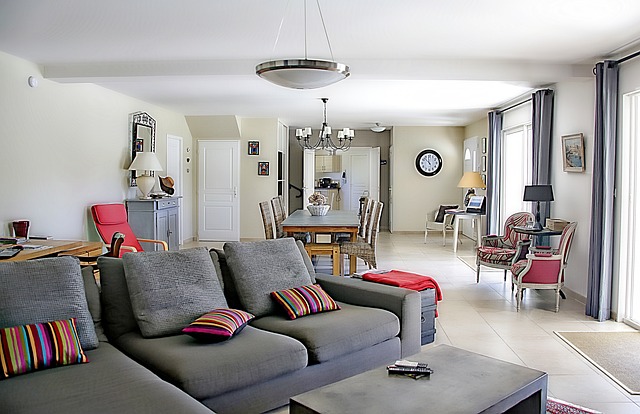 Un générateur d'ozone pour la maison est un appareil polyvalent qui offre plusieurs avantages pour l'assainissement et la purification de l'environnement intérieur